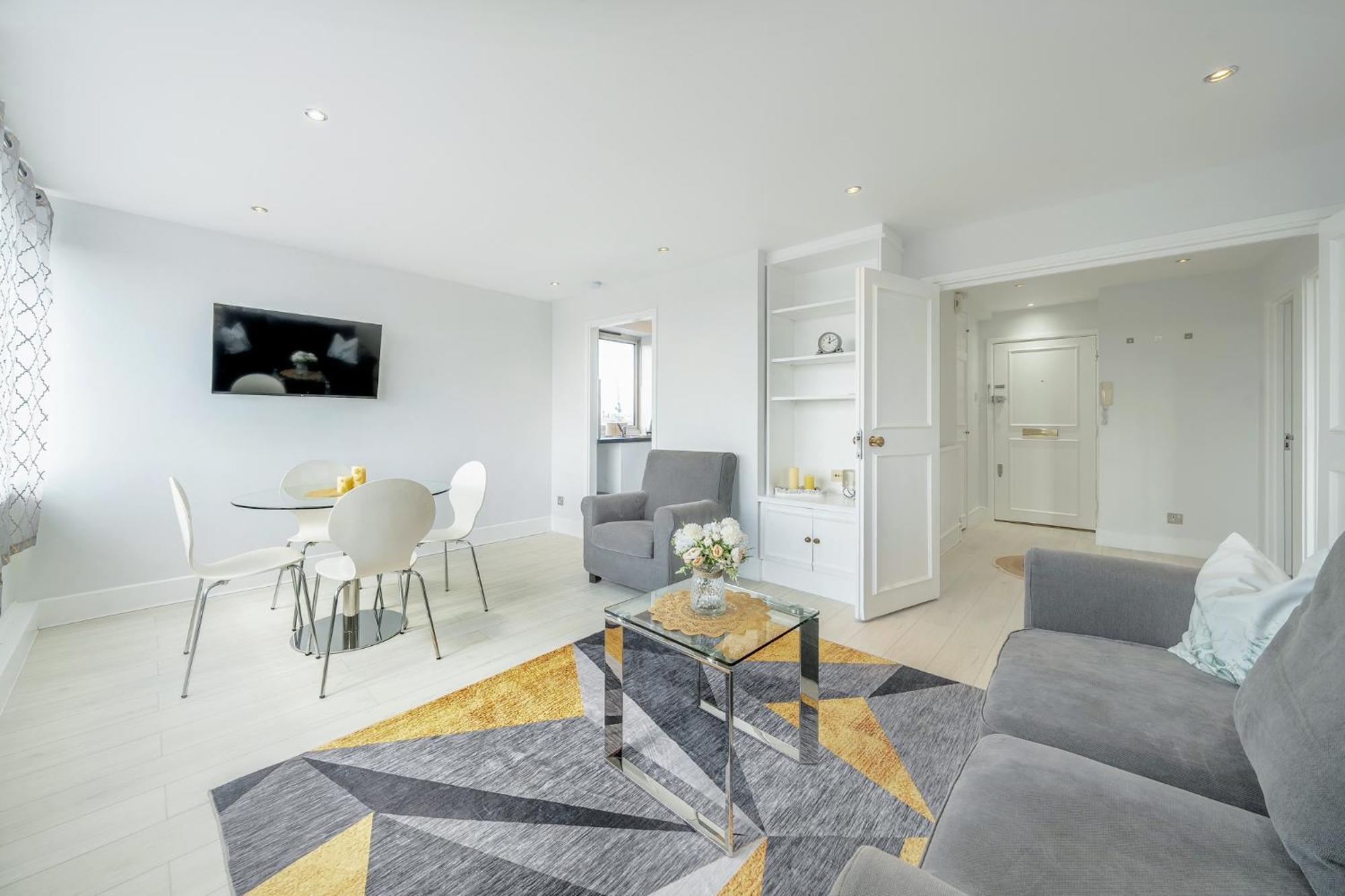 Stunning Flat In Chelsea, Kings Road With Balcony * Londen